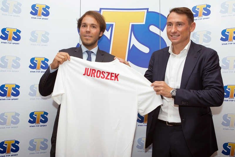Mateusz Juroszek po podpisaniu umowy sponsoringowej z reprezentacją Polski.