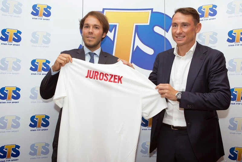 Mateusz Juroszek po podpisaniu umowy sponsoringowej z reprezentacją Polski.
