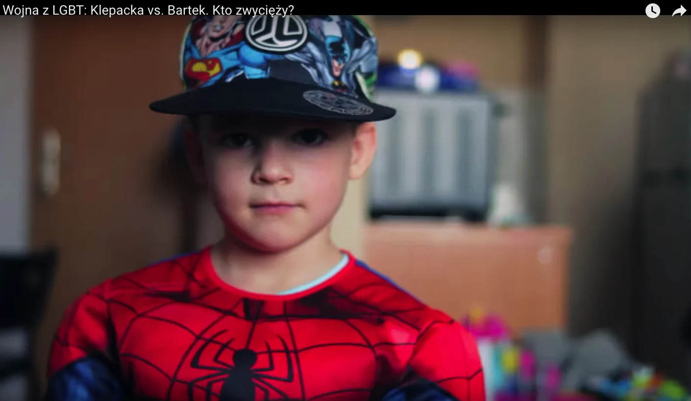 Zrzut ekranu z materiału o Bartku pt. "Wojna z LGBT: Klepacka vs. Bartek. Kto zwycięży?"