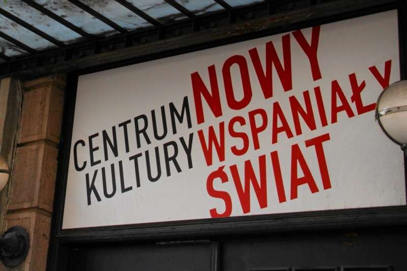 Logo Nowego Wspaniałego Światu, gdy lokal jeszcze istniał. Wczoraj zamienił się na Nowy Wspaniały Skłot