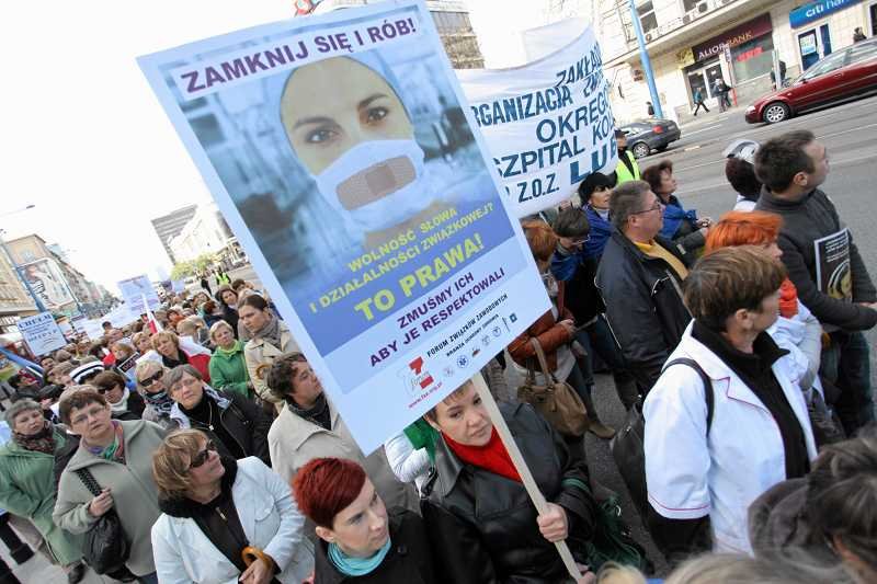 Pielęgniarki manifestujące przed Kancelarią Prezesa Rady Ministrów w Warszawie