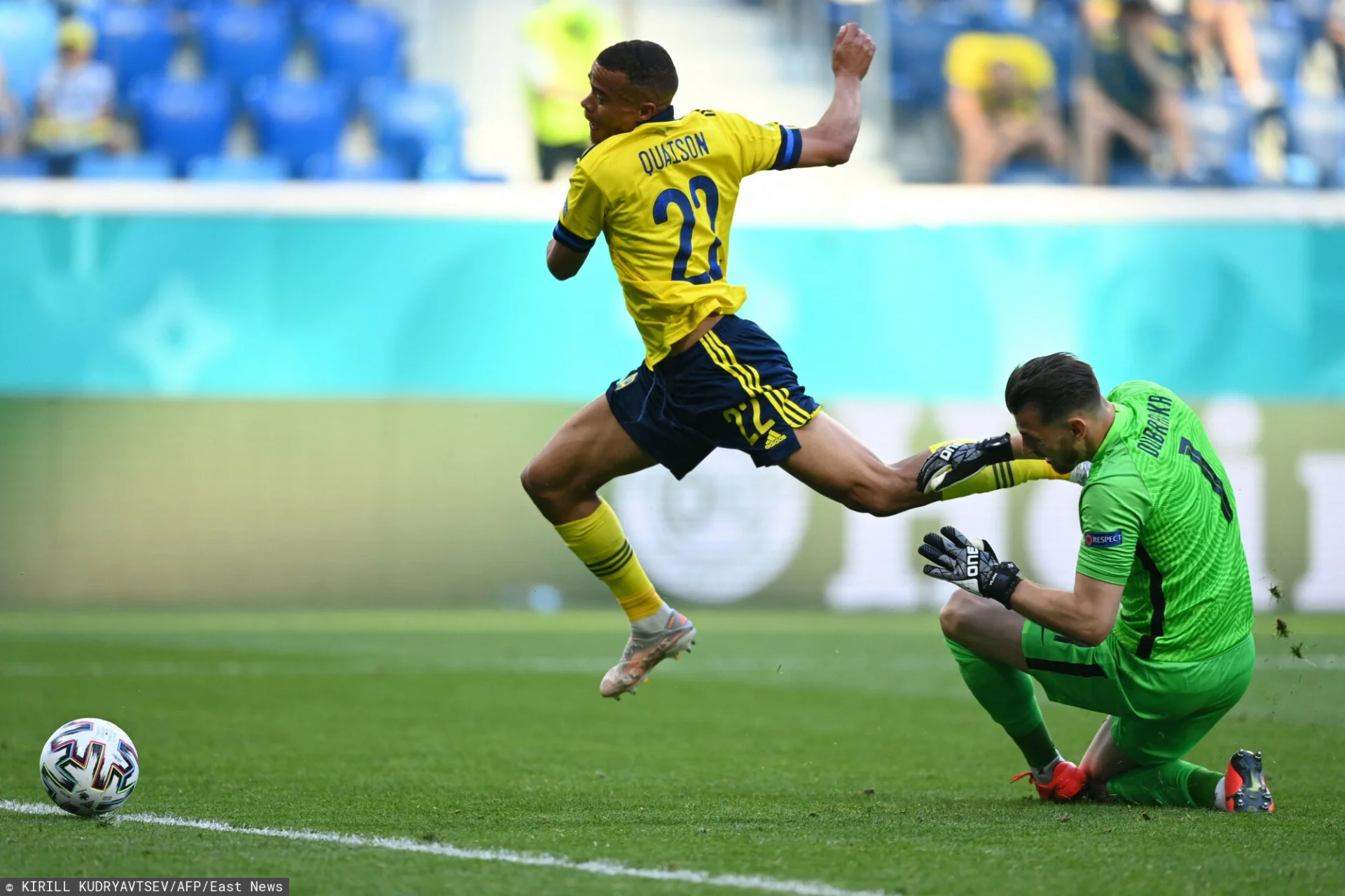 Po tym faulu na Quaisonie Słowacja otrzymała rzut karny. Quaison zbudował strefę kibica na Euro 2020 w Szwecji.