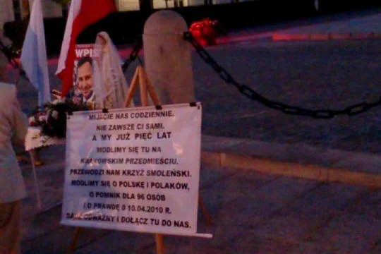 Modlitwa pod krzyżem na Krakowskim Przedmieściu