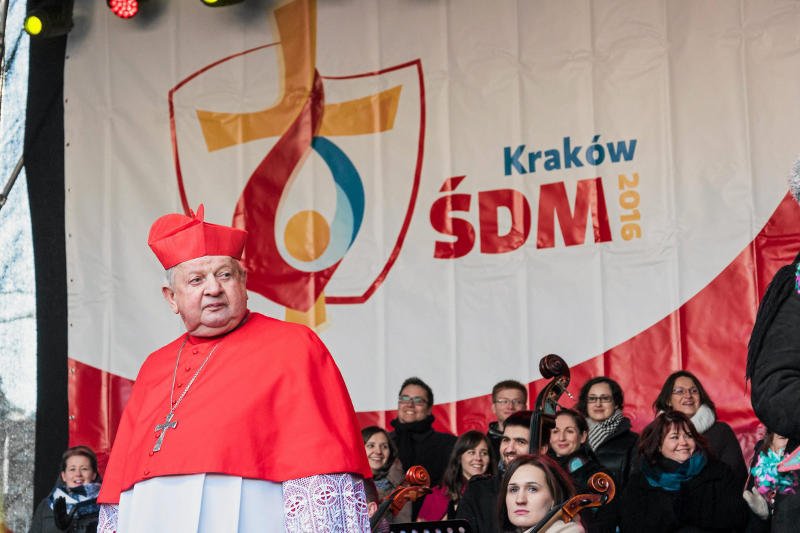 Kardynał Stanisław Dziwisz na tle loga Światowych Dni Młodzieży 2016.