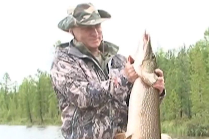 Władimir Putin "schwytał" wielką rybę, blogerzy twierdzą, że oszukuje