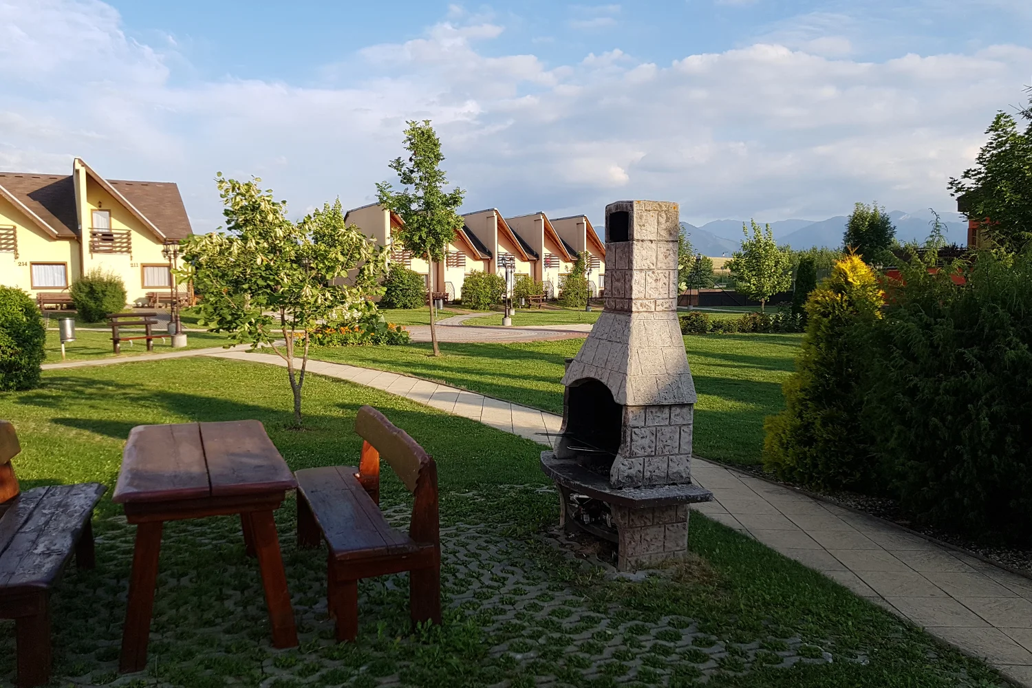 W wielu miejscach na terenie można znaleść grill i samemu przygotować sobie obiad czy kolację.