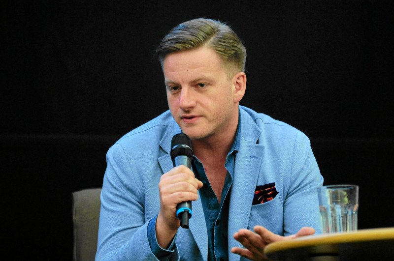 Szczepan Twardoch wie, jak pomóc PiS w walce z wrogami.