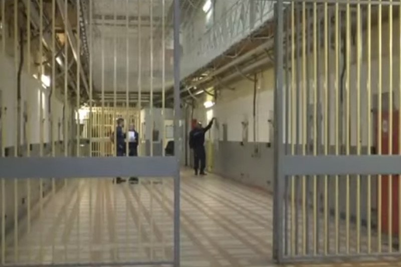 Koronawirus w więzieniach. We Włoszech wywołał zamieszki. W innych krajach mówi się o wcześniejszym wypuszczaniu do domów niektórych więźniów.