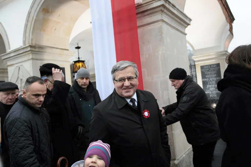 Bronisław Komorowski otworzył marsz KOD tezą, że polskiej niepodległości musi towarzyszyć ustrój demokratyczny.