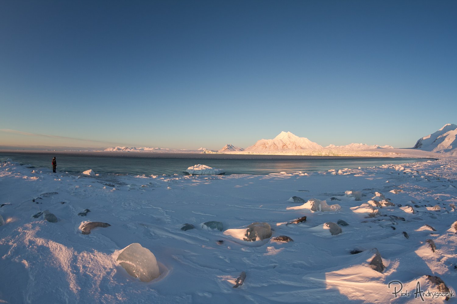 Widok na Morze Grenlandzkie, w tle Wschodni Lodowiec Torella