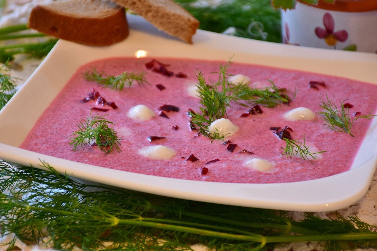 Przepis na chłodnik z pieczonym ziemniakiem.