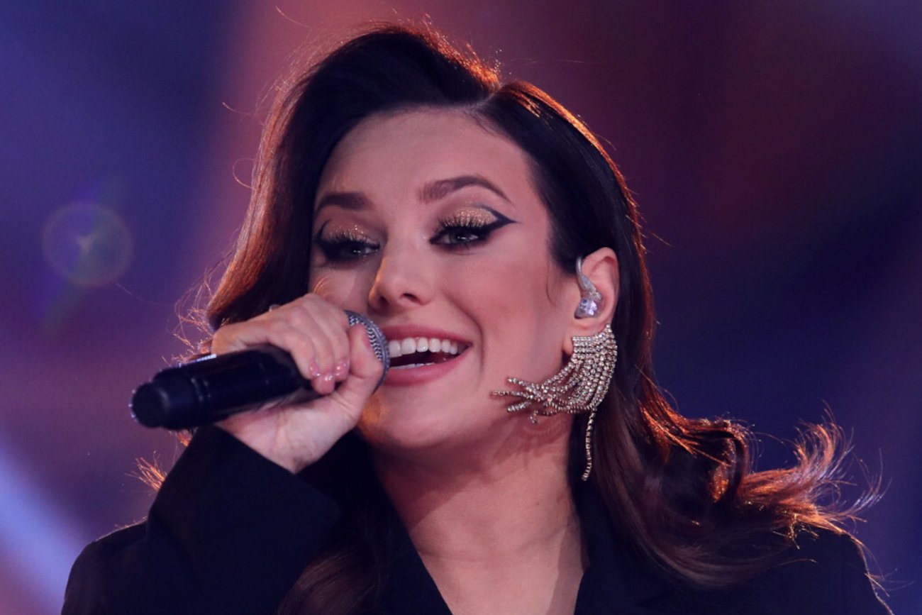 Ewa Farna zachwyciła na koncercie suknią, która podkreśliła jej ciążowe kształty.