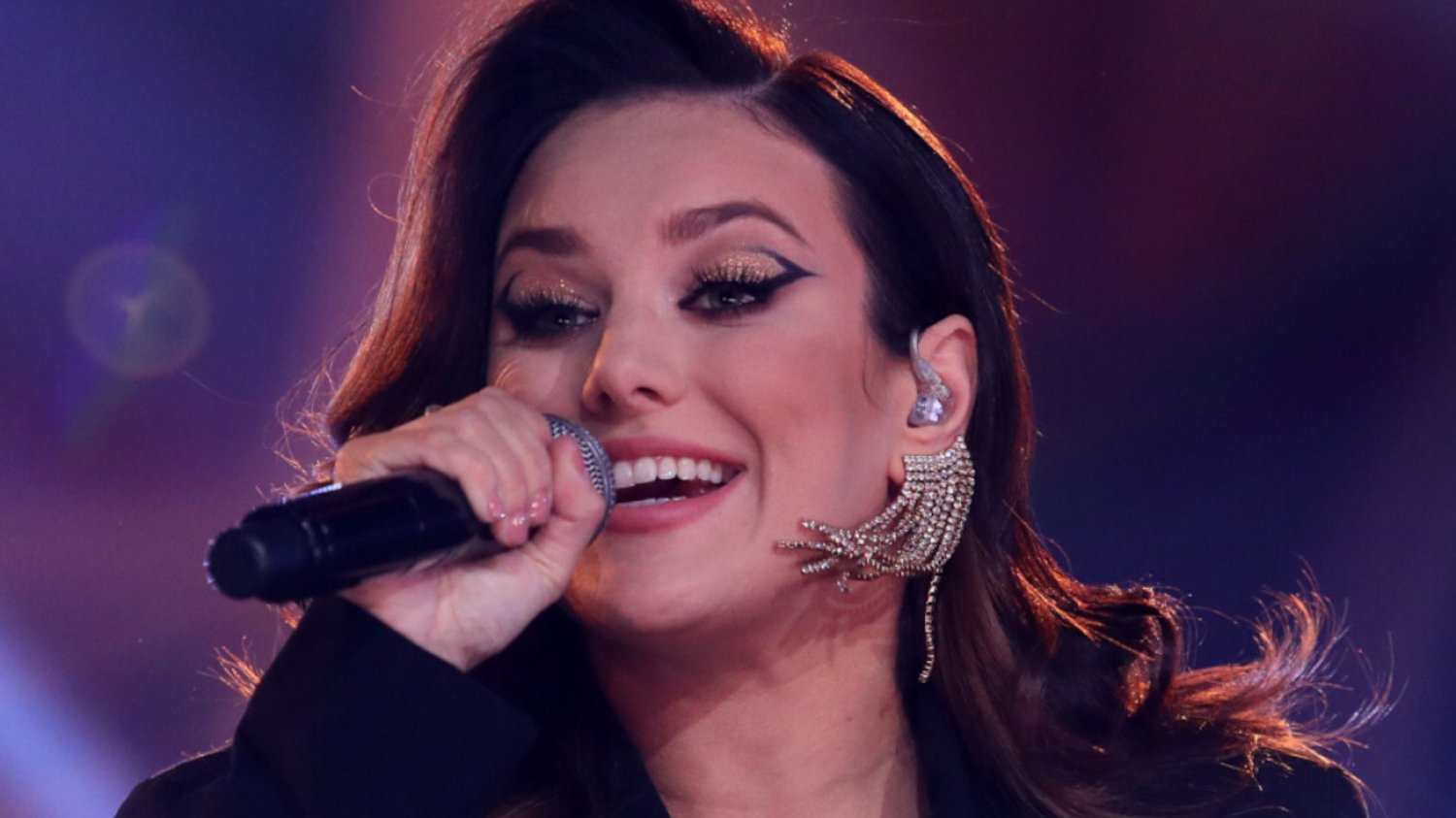 Ewa Farna zachwyciła na koncercie suknią, która podkreśliła jej ciążowe kształty.