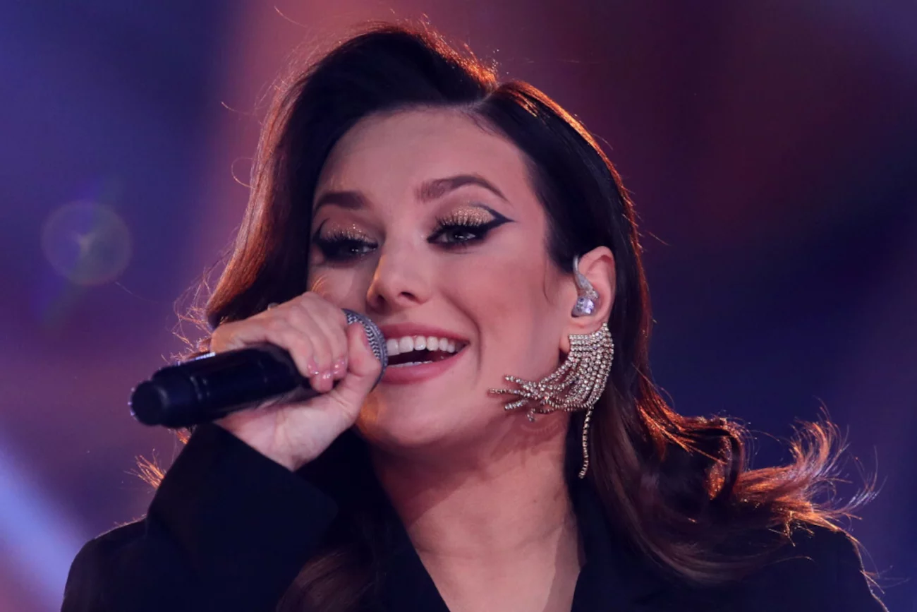 Ewa Farna zachwyciła na koncercie suknią, która podkreśliła jej ciążowe kształty.