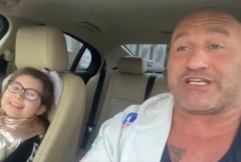 Najman nie zapiął pasów ani sobie, ani córce. Marcin Najman z córką śpiewa hit Krawczyka. Krytyka na Twitterze.