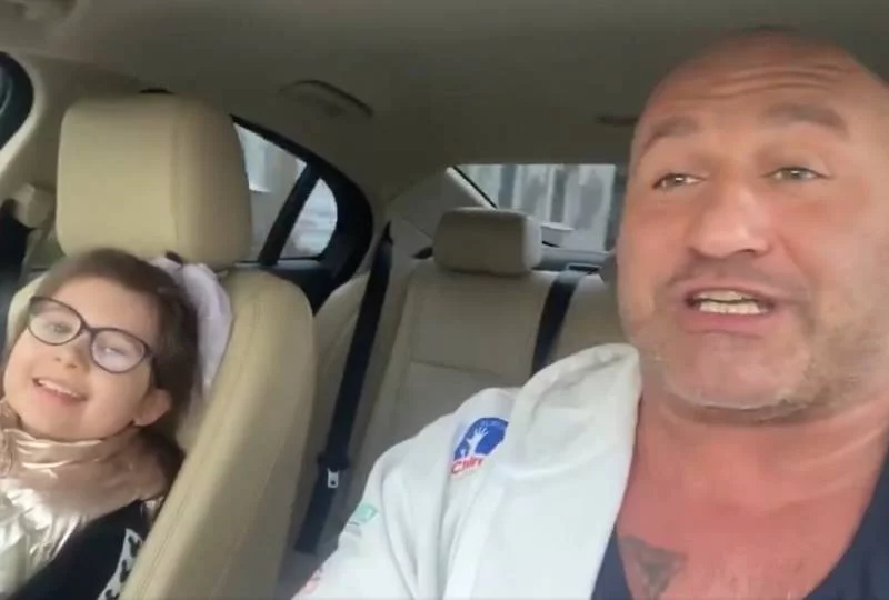 Najman nie zapiął pasów ani sobie, ani córce. Marcin Najman z córką śpiewa hit Krawczyka. Krytyka na Twitterze.