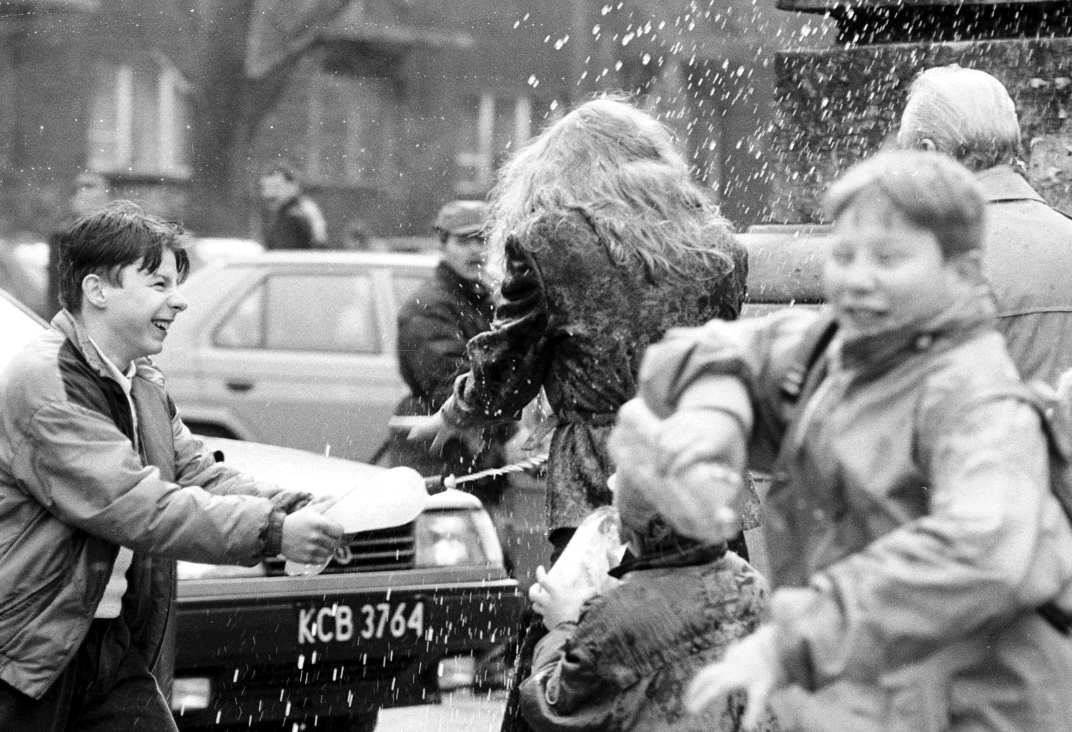 Lany Poniedziałek na archiwalnych zdjęciach. Tu Śmigus-dyngus w Karowicach, 1994 r.