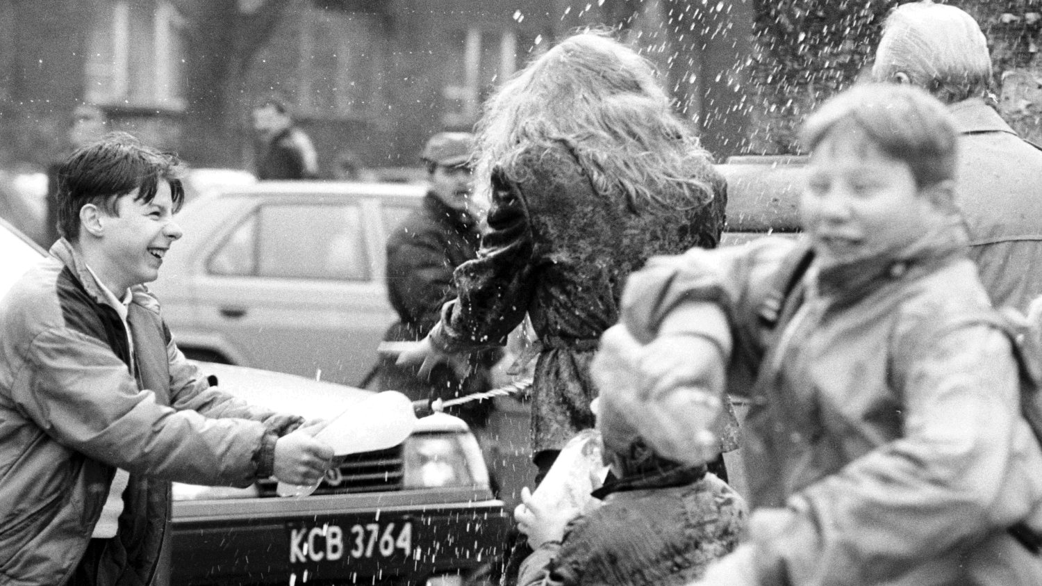 Lany Poniedziałek na archiwalnych zdjęciach. Tu Śmigus-dyngus w Karowicach, 1994 r.