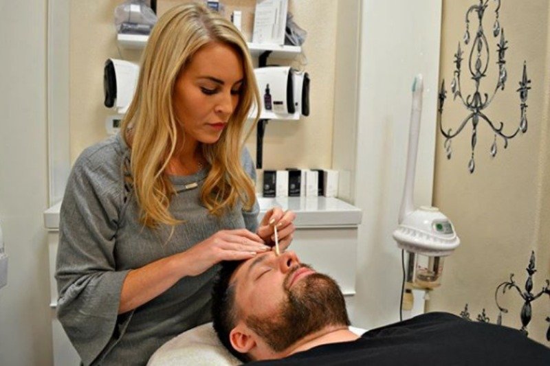 Mężczyźni w salonach kosmetycznych pojawiają się coraz częściej. Męska depilacja brwi nikogo już nie szokuje