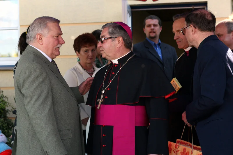 Imieniny Lecha Wałęsy zawsze przyciągały tłumy, również duchownych. Tu w 2008 roku.