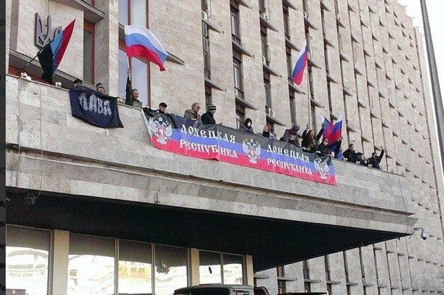 Prorosyjscy separatyści w zajętym budynku administracji obwodowej w Doniecku.