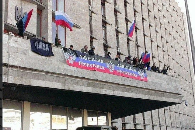 Prorosyjscy separatyści w zajętym budynku administracji obwodowej w Doniecku.