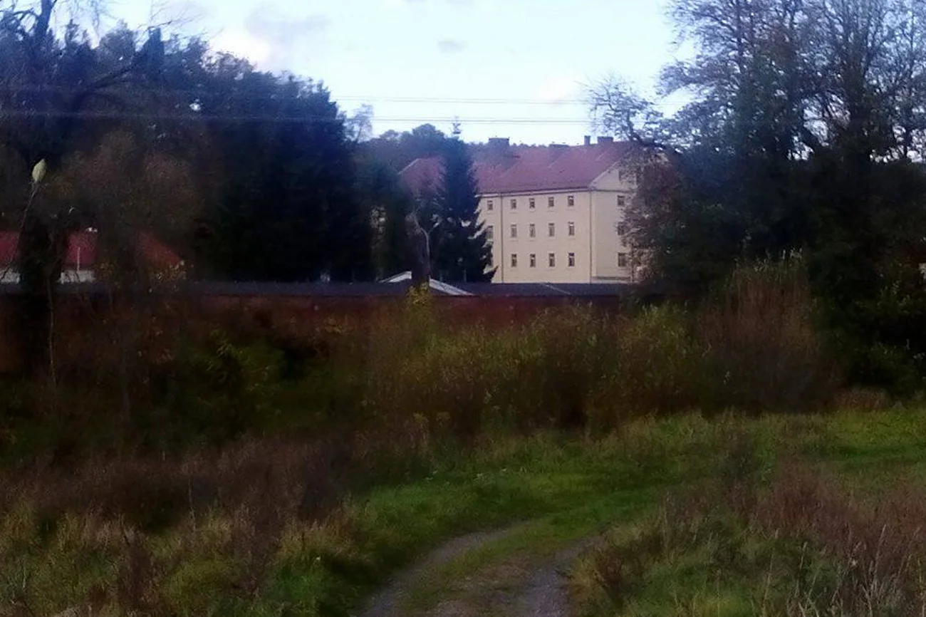 "Chyba coś w nim pękło". Pytamy w Jerzmanicach-Zdroju o sprawę pobicia przez wychowawcę 13-latka z ośrodka wychowawczego Wychowawca z ośrodka wychowawczego w Jerzmanicach-Zdroju pobił 13-latka. Chłopiec próbował popełnić samobójstwo. Pytamy mieszkańców o głośną sprawę.