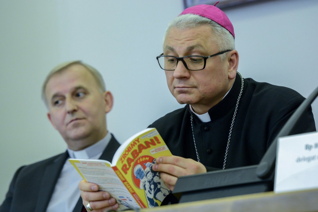 Młodzi ludzie odchodzą z Kościoła. Biskup Suchodolski mówi dlaczego.c