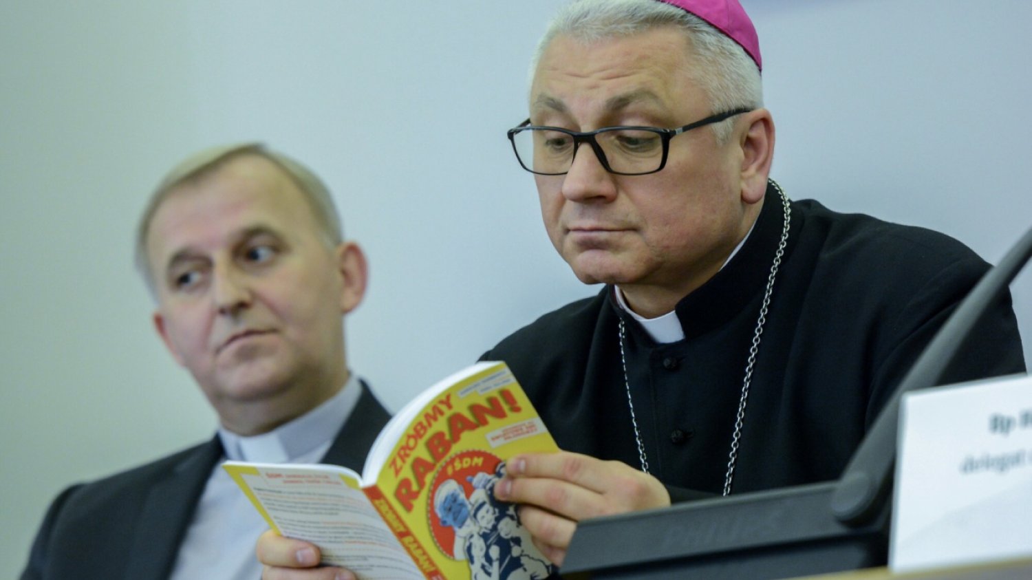 Młodzi ludzie odchodzą z Kościoła. Biskup Suchodolski mówi dlaczego.c