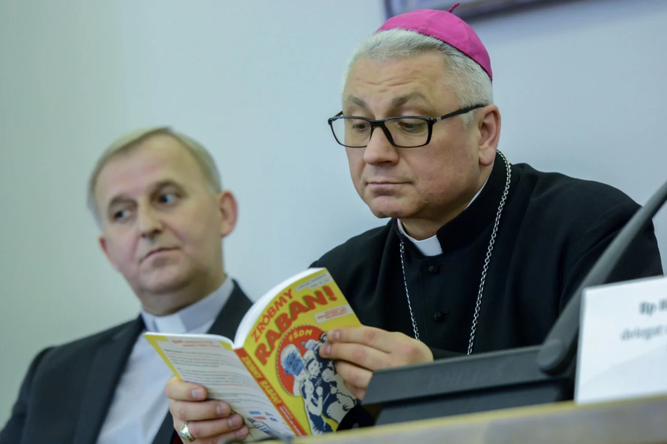 Młodzi ludzie odchodzą z Kościoła. Biskup Suchodolski mówi dlaczego.c