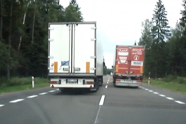 Wyprzedzające "na trzeciego" TIR-y nie należą do rzadkości na polskich drogach