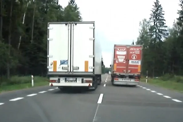 Wyprzedzające "na trzeciego" TIR-y nie należą do rzadkości na polskich drogach