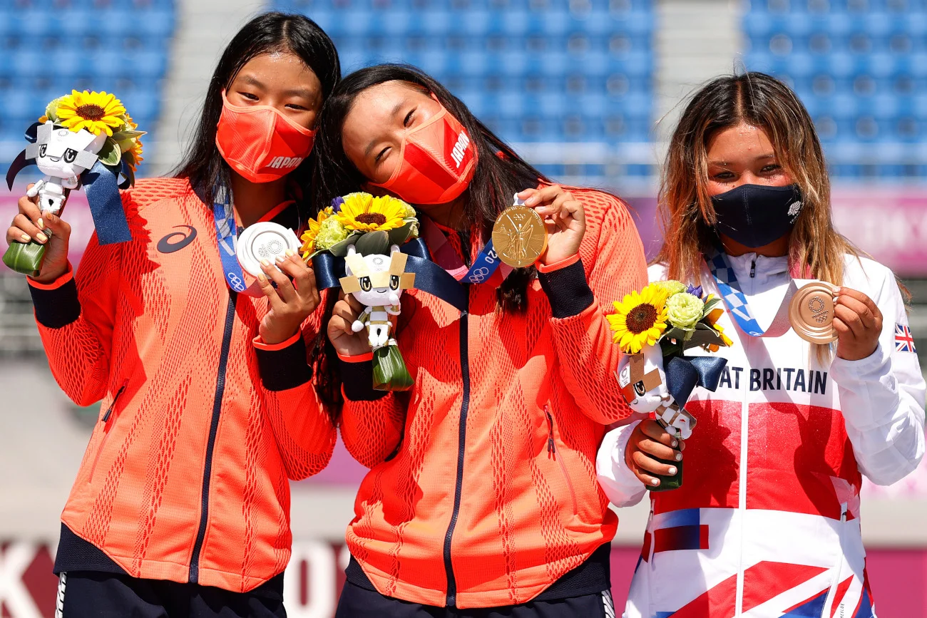 Trójka medalistek olimpijskich skateboardingu, które mają odpowiednio: 12, 19 i 13 lat