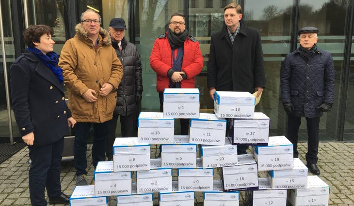 Sojusz zbierał podpisy pod inicjatywą ustawodawczą przywracającą obcięte przez PiS emerytury i renty mundurowe