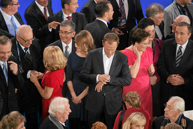 Donald Tusk ma ciężki orzech do zgryzienia z konserwatywną frakcją w Platformie.