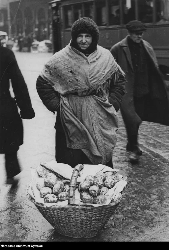 Rok 1934. Kobieta sprzedająca pączki na jednej z warszawskich ulic.