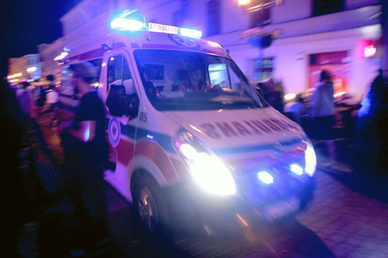 Kierowco, widzisz/słyszysz karetkę na sygnale? Zjedź z drogi i "nie cwaniakuj"