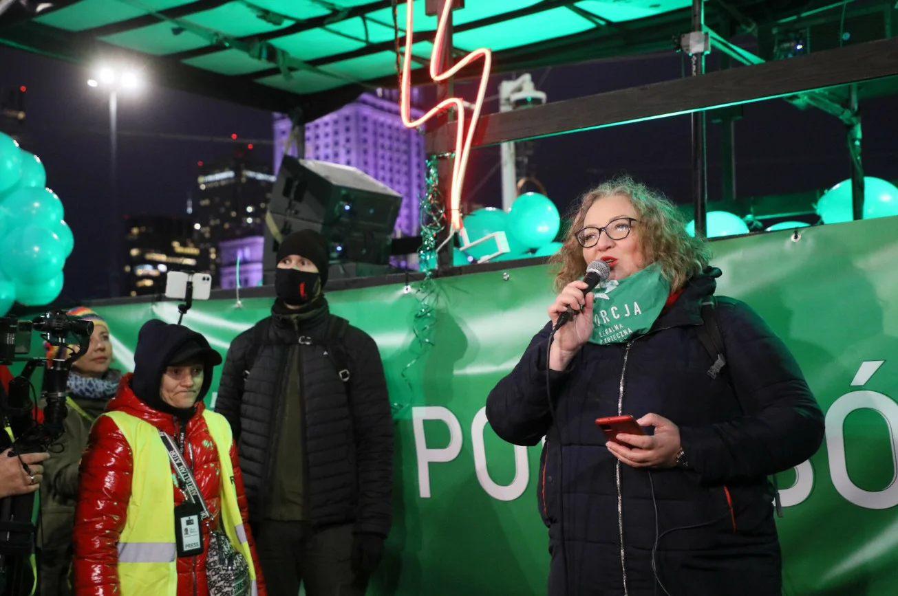Liderka Ogólnopolskiego Strajku Kobiet Marta Lempart przemawia w Warszawie na demonstracji z okazji rocznicy wyroku Trybunału Konstytucyjnego ws. aborcji.
