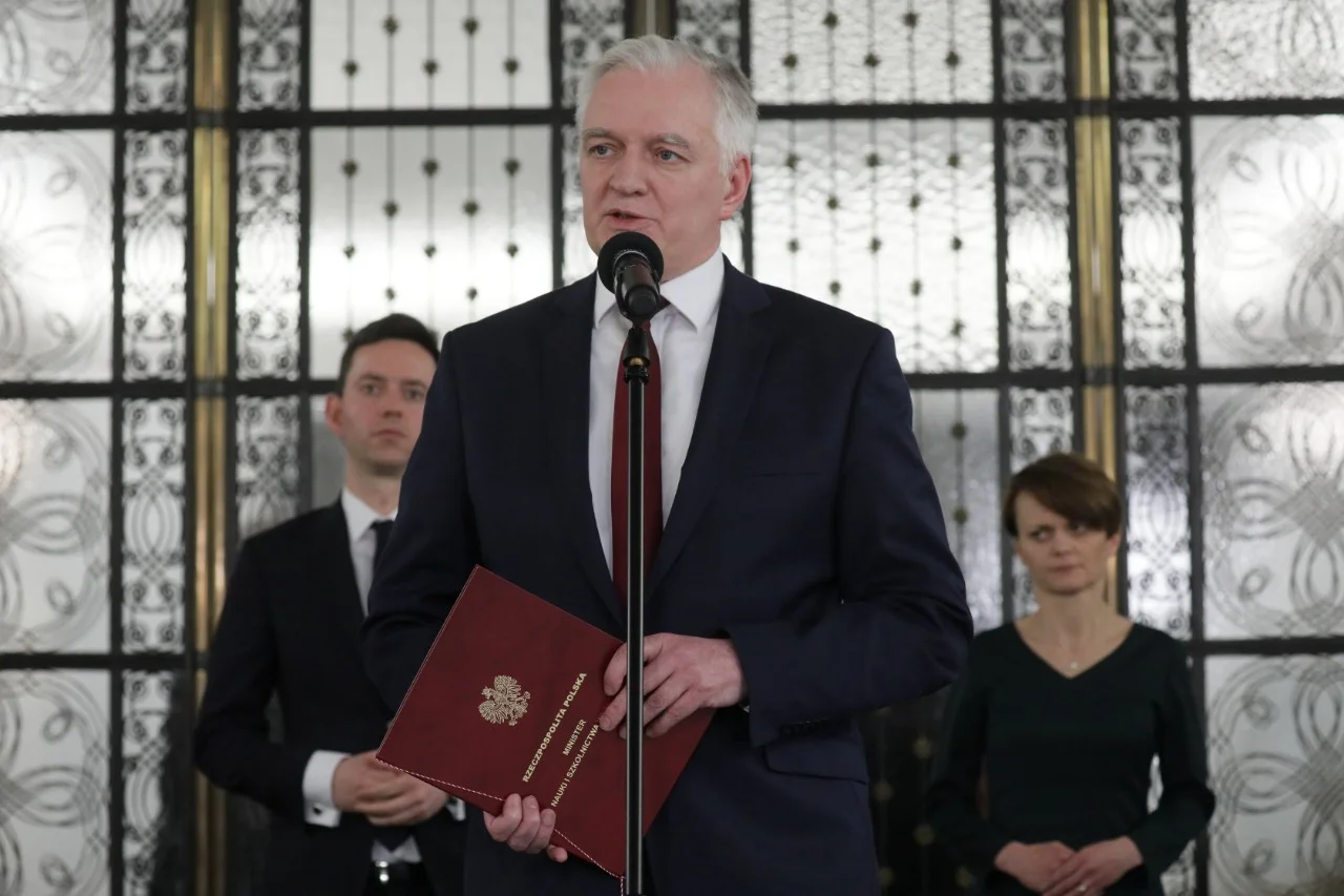 Wicepremier Jarosław Gowin podał się do dymisji. Nowym wicepremierem ma być Jadwiga Emilewicz. Jarosław Gowin podał się do dymisji.