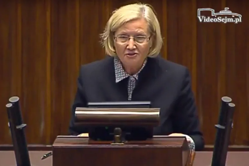 "To ja czuję się obrażona przez młodych lekarzy". Posłanka PiS Józefa Hrynkiewicz wyjaśnia, dlaczego w trakcie sejmowej debaty o rezydentach po słowach o tym, że lekarze wyjeżdżają z kraju, rzuciła "Niech jadą!".