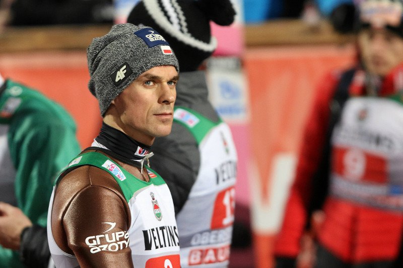 Piotr Żyła wprowadza się w trans podczas zawodów.