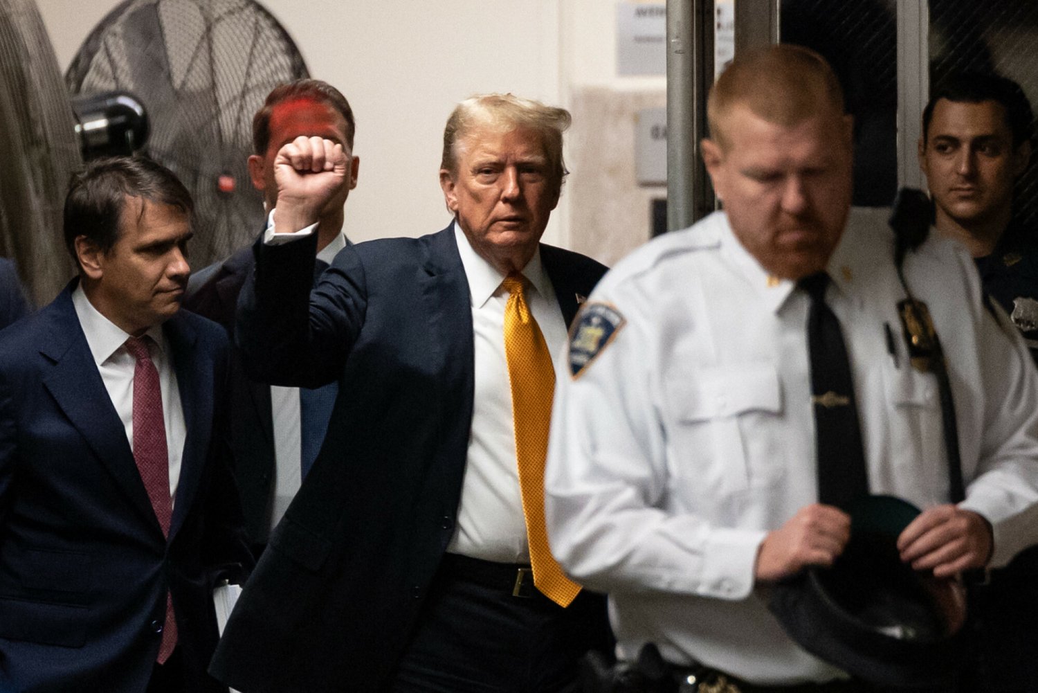 Na zdjęciu Donald Trump w otoczeniu policjantów przed sądem.