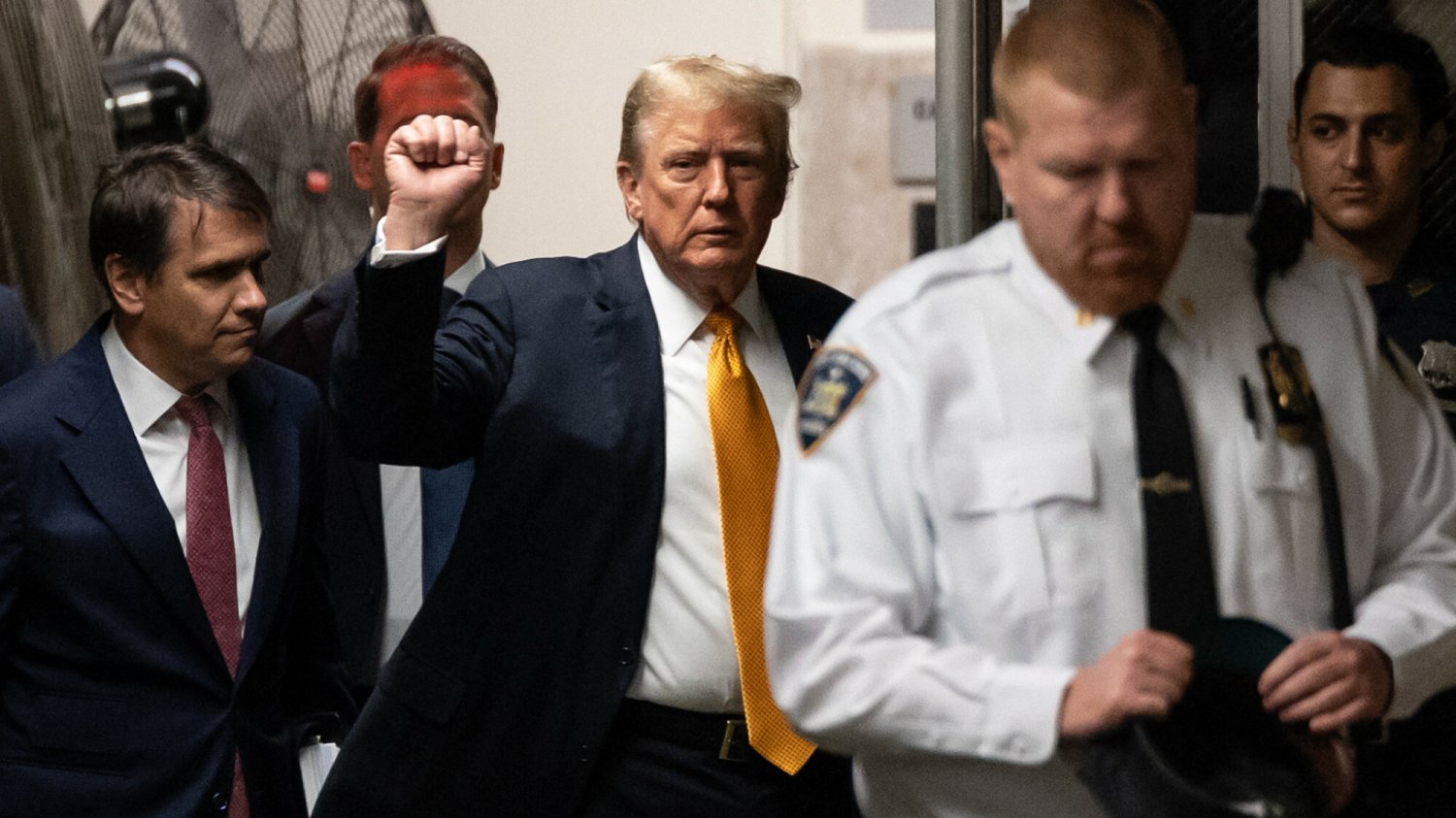Ameryka wybrała skazańca na prezydenta. Co dalej z wyrokiem Trumpa? Na zdjęciu Donald Trump w otoczeniu policjantów przed sądem.