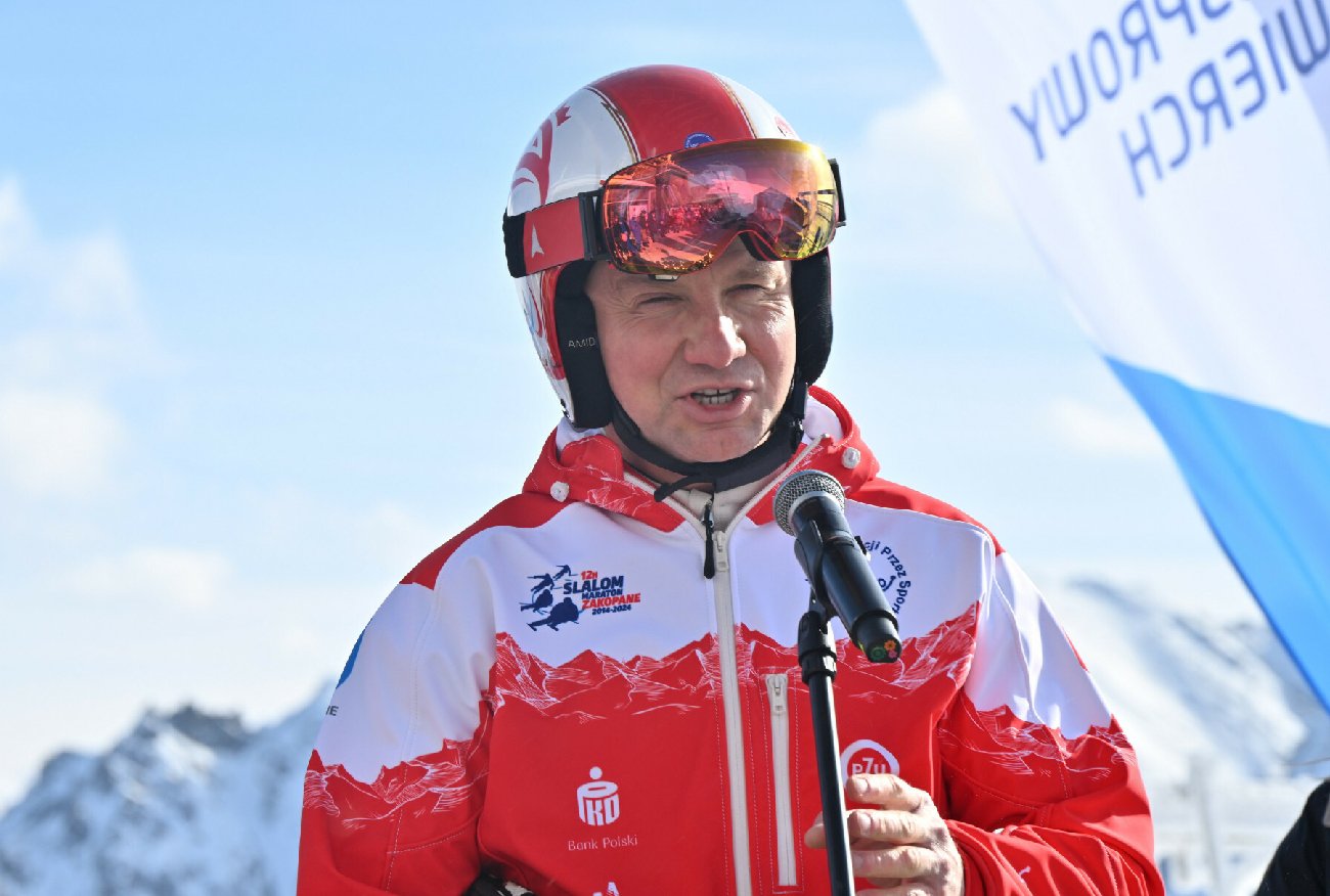 Cała Polska żyje wyborami, a Duda... ruszył w góry. "Zjeżdża się dobrze".