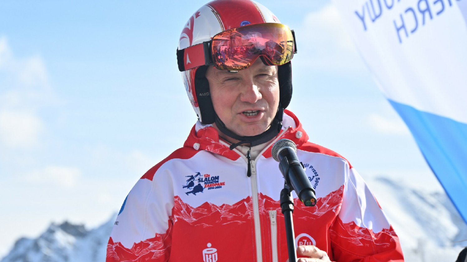 Cała Polska żyje wyborami, a Duda... ruszył w góry. "Zjeżdża się dobrze".