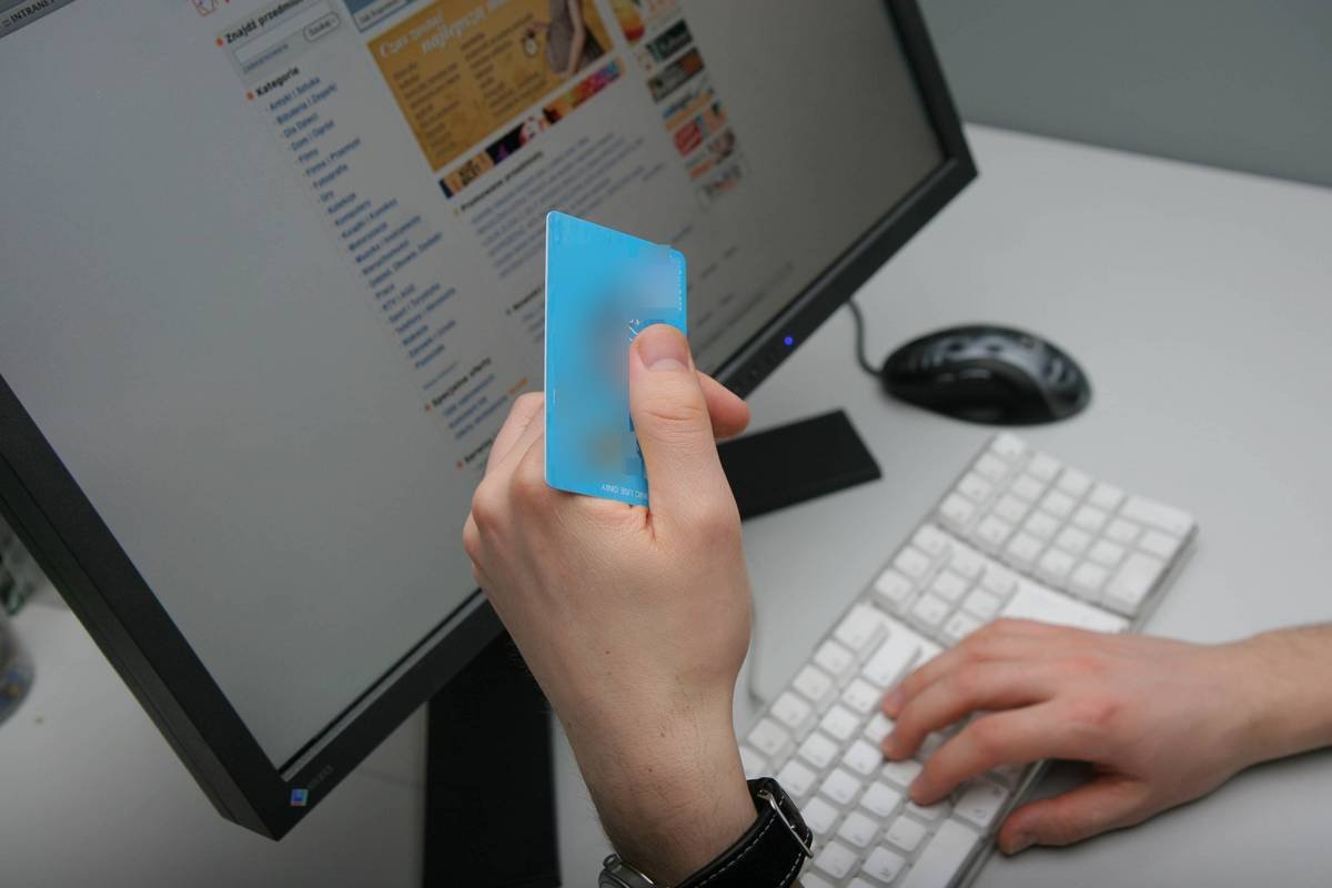 Internauta z kartą płatniczą