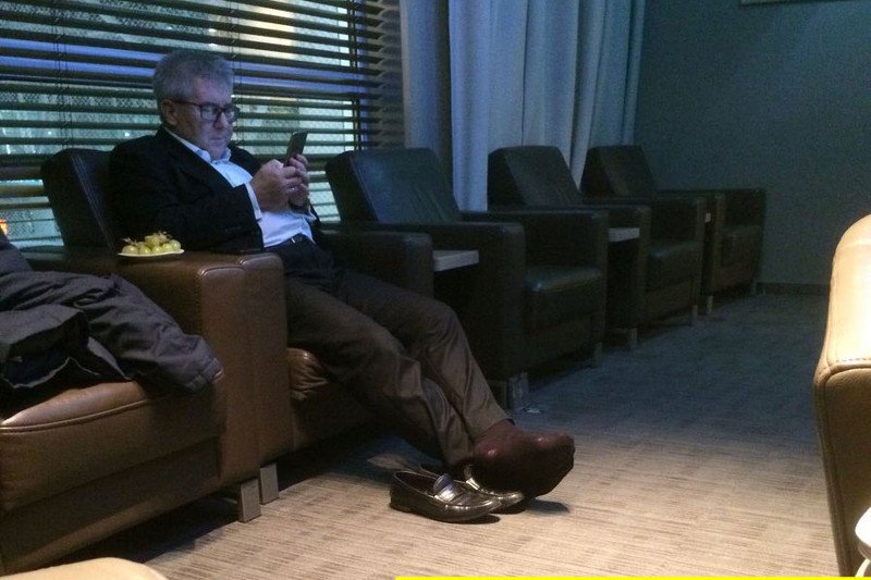 Internauci sfotografowali na lotnisku europosła PiS, Ryszarda Czarneckiego.