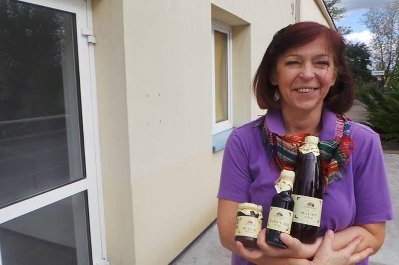 Pani Beata ze swoimi "dziećmi", jak żartobliwie nazywa spiżarniane produkty