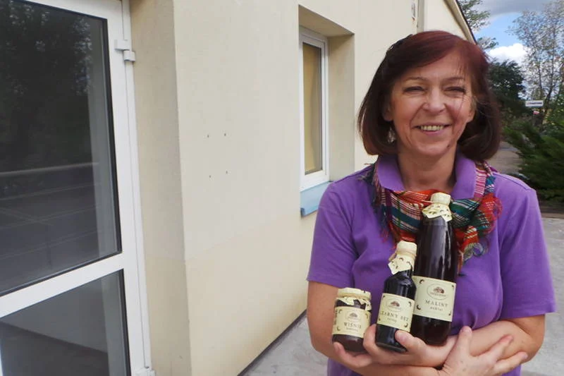 Pani Beata ze swoimi "dziećmi", jak żartobliwie nazywa spiżarniane produkty