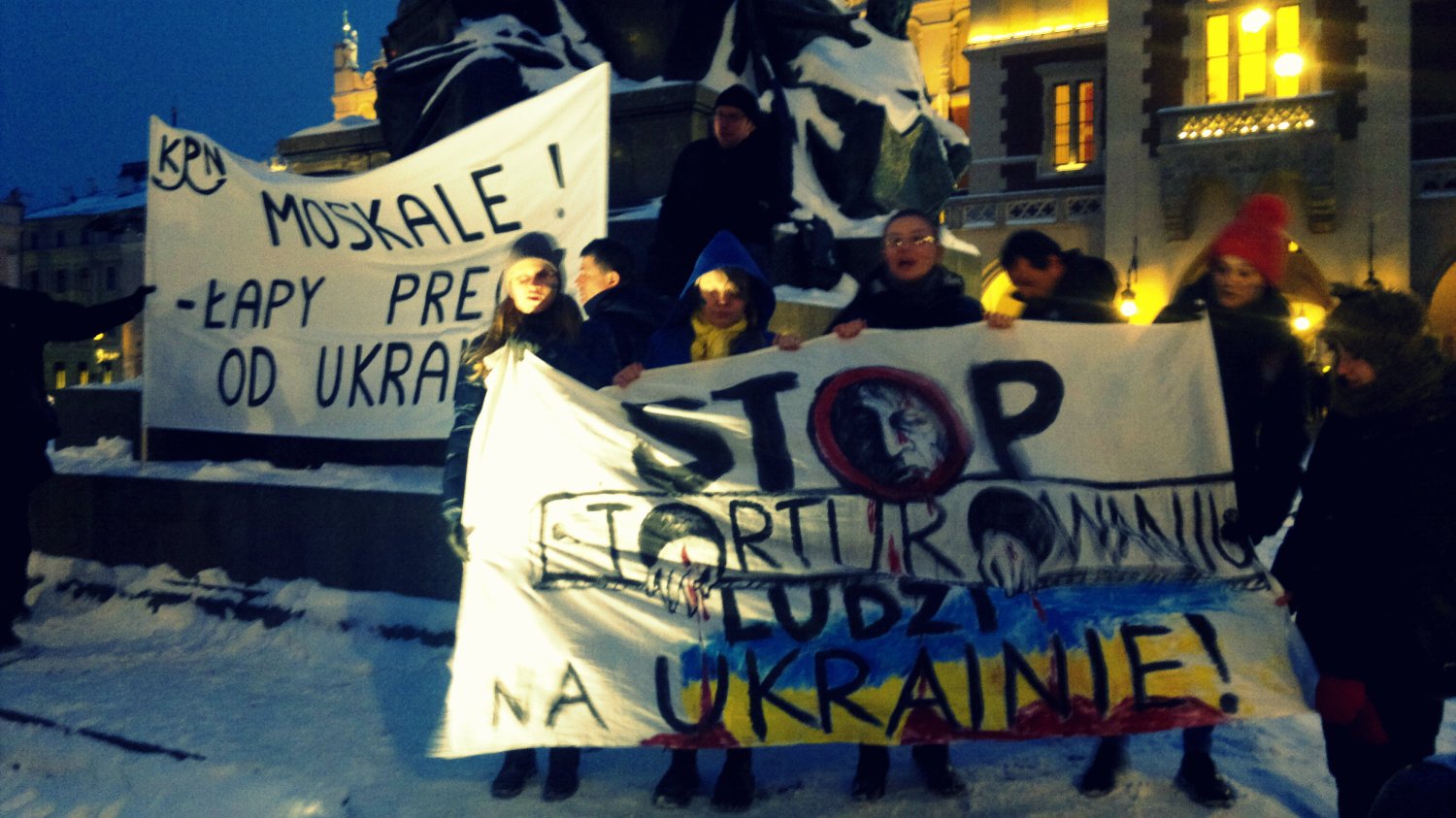 Uczestnicy demonstracji solidarności z Ukrainą w Krakowie. Niemal wszyscy.